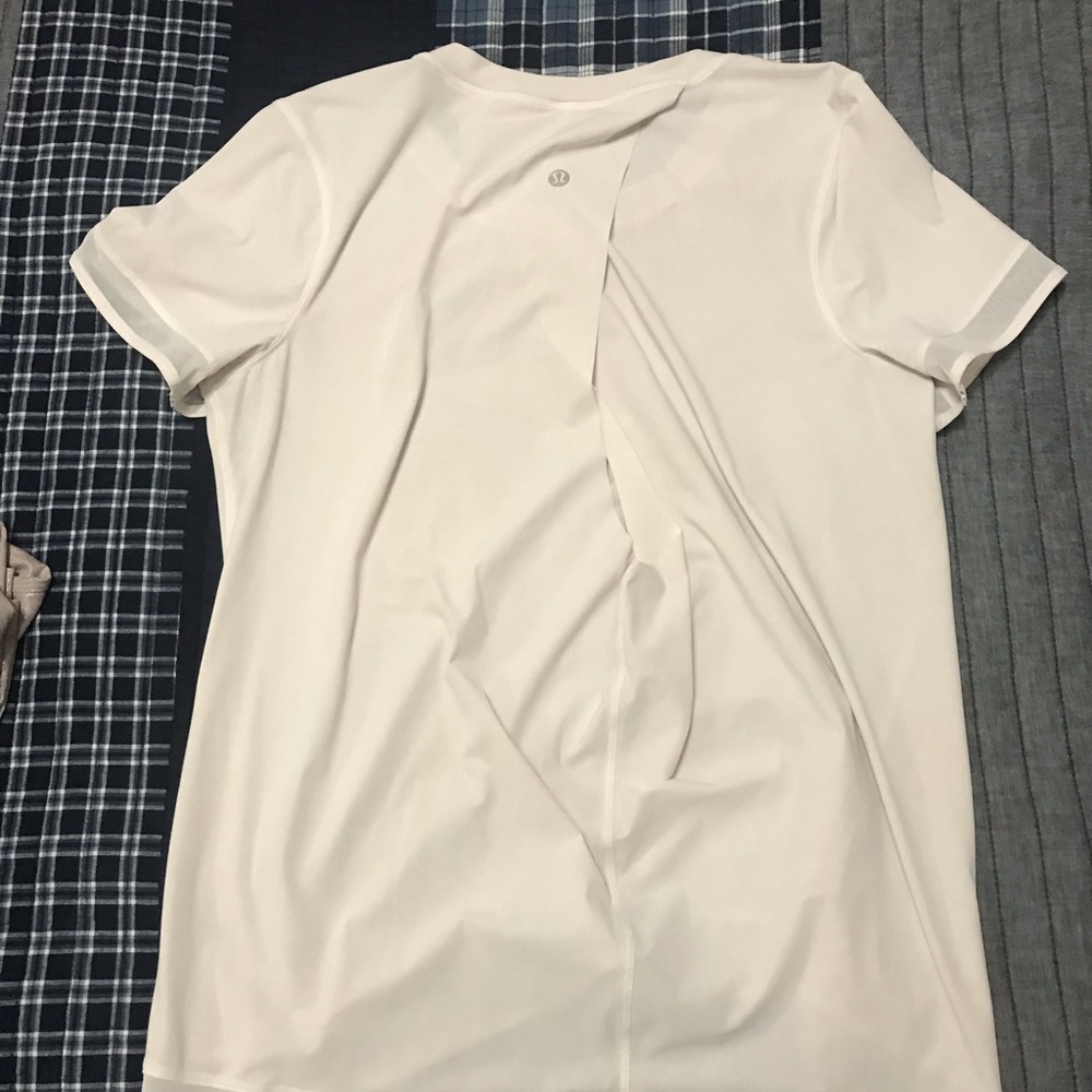 Lululemon white short sleeve w/ slight opened back
